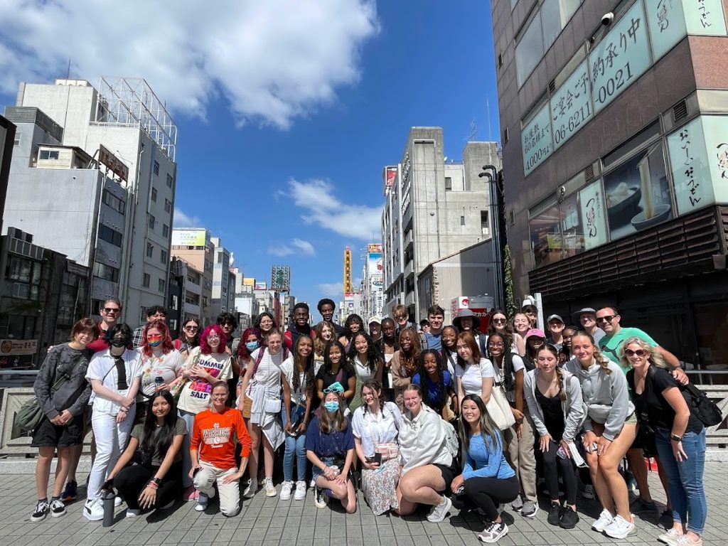 Group of magnet warriors posing in front of builds